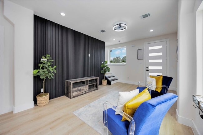 Building Photo - 2112 Des Chaumes St