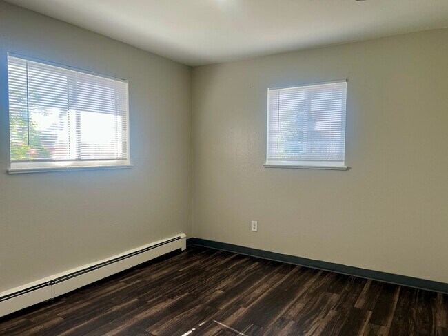 Building Photo - 2Bedroom 1Bathroom Top Floor Corner Unit in Westminster