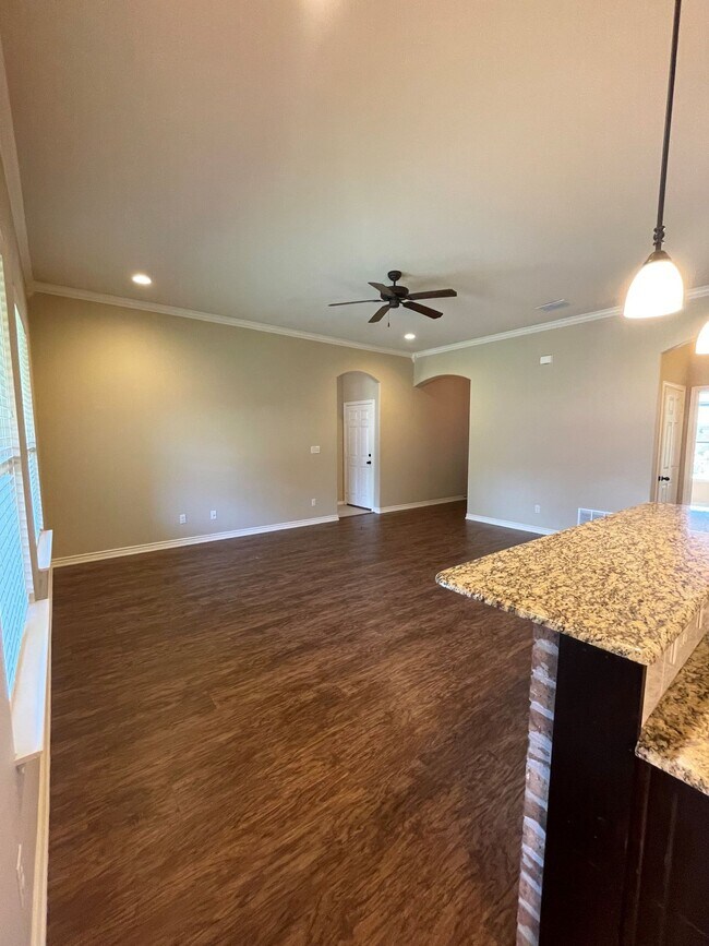 Building Photo - Beautiful 3-bed/2-bath with garage!