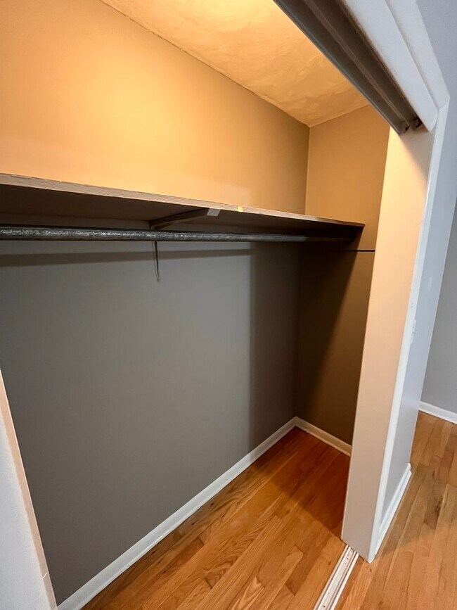 Building Photo - Upgraded 3 bed 2 bath large backyard