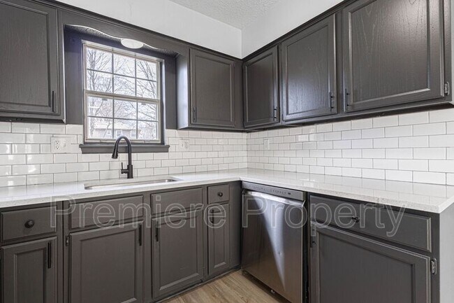 Building Photo - 3213 SE 6th Ct