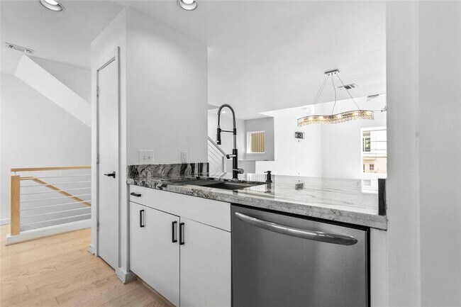 Building Photo - 803 Detering St