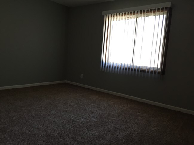 Building Photo - Cobblestone Circle Apartment 2 Bedroom, 1 Bath Secure Building