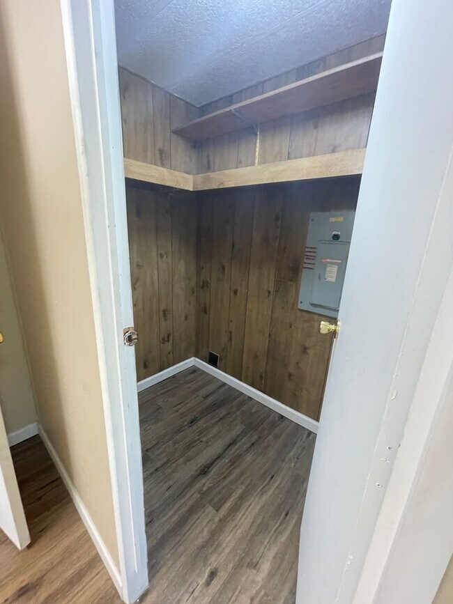 Building Photo - NEW ON MARKET /// RIVER FRONT CABIN AVAILABLE!!