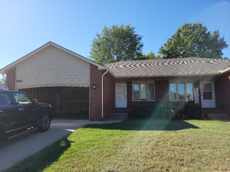 Primary Photo - 10605 W Douglas Ave