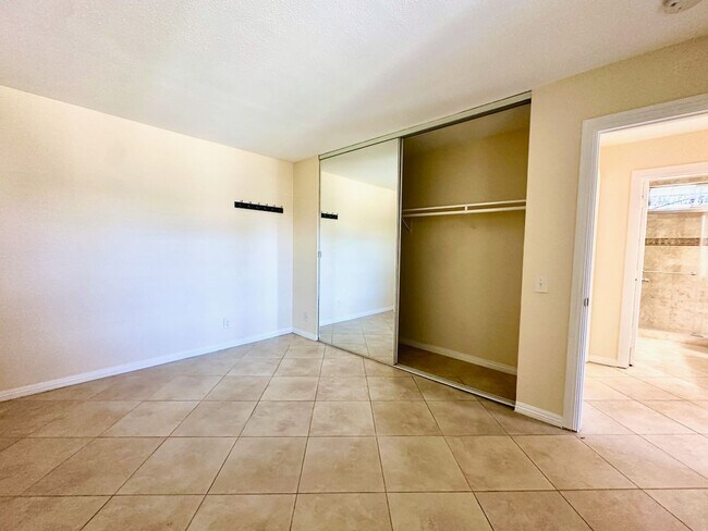 Building Photo - FOR RENT - Mira Mesa San Diego 2Br/1Ba 698...