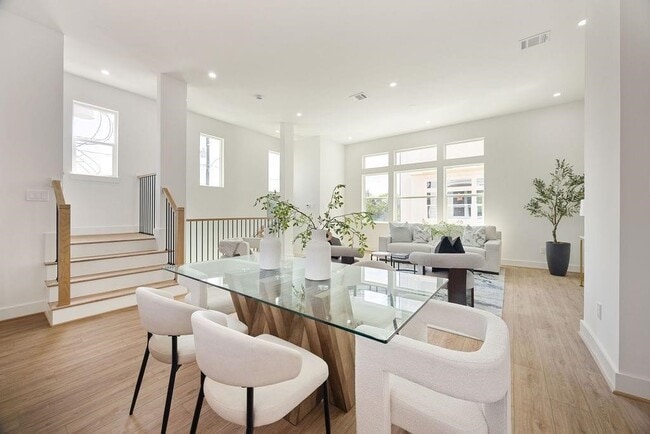 Building Photo - 1737 Mary St