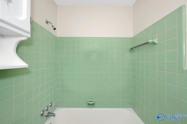 Building Photo - 1610 Chapman Ave NE