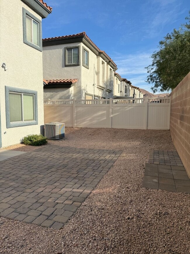 Building Photo - Fabulous Floor-Plan in Paradise Court!