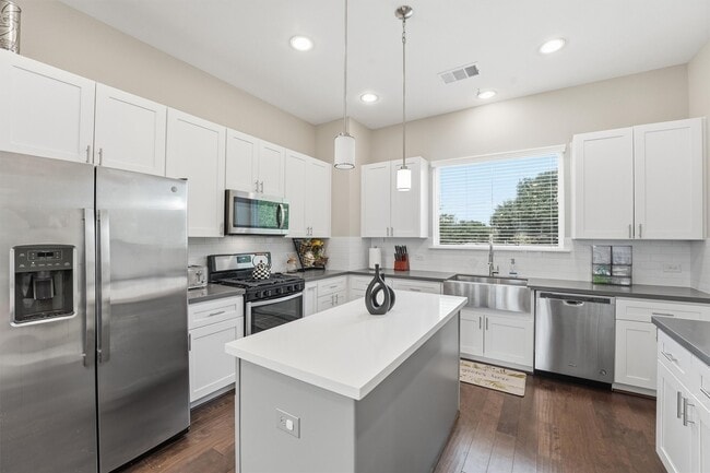 Building Photo - 2057 Sherwood Forest St