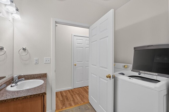 Building Photo - Bright & Spacious Townhome with Private Patio
