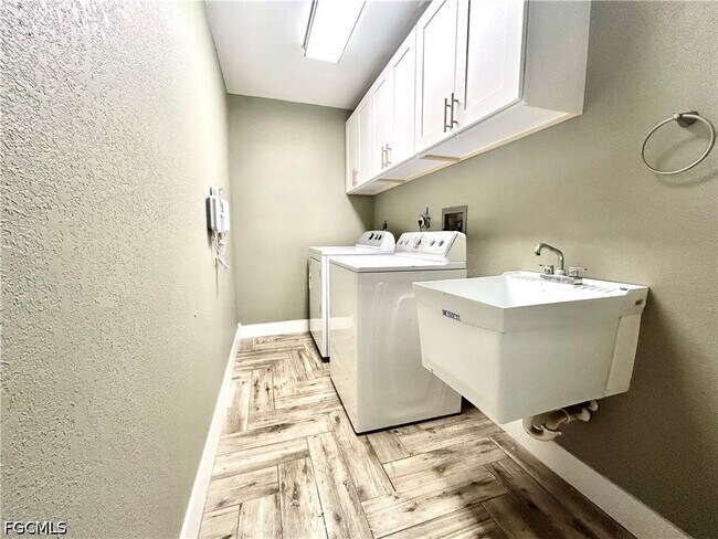 Building Photo - 210 SE 1st Pl