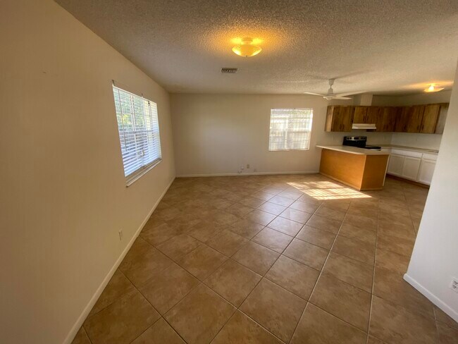 Building Photo - 1104 NE 3rd Ave