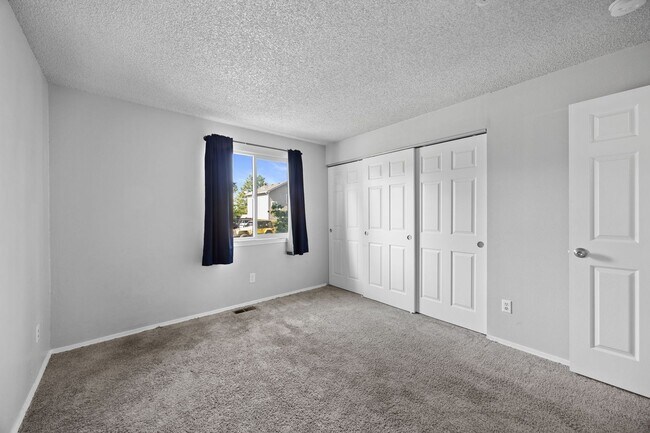 Building Photo - 2 Bed/1 Bath Close to Buckley Space Force