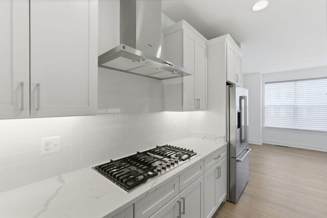 Building Photo - Beautiful 4 BR/4.5 BA EOG Townhome in Laurel!