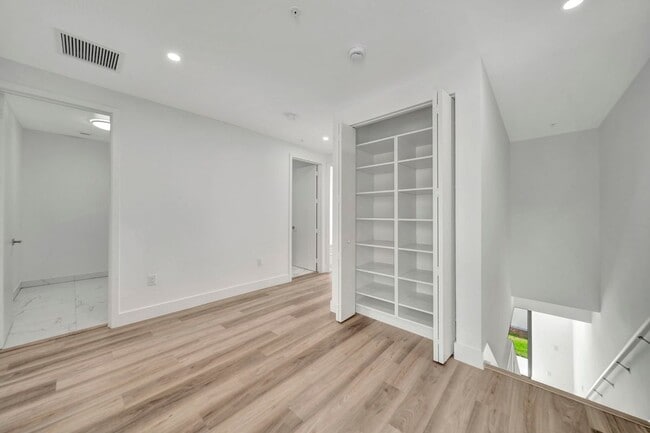 Building Photo - 4224 NE 7th Terrace