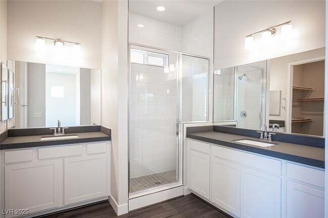 Building Photo - 117 Royal Cascade Ave