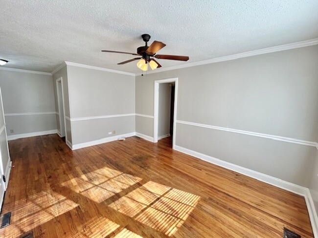 Building Photo - MOVE IN READY TWO BEDROOM ONE BATH - GREAT...