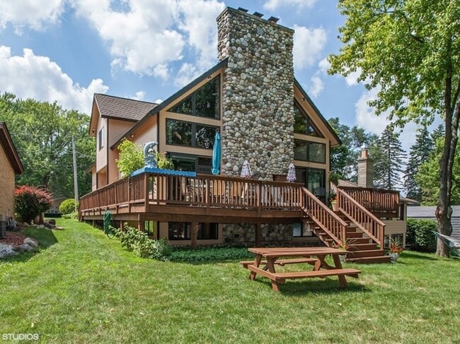 Building Photo - 4106 W Lake Shore Dr