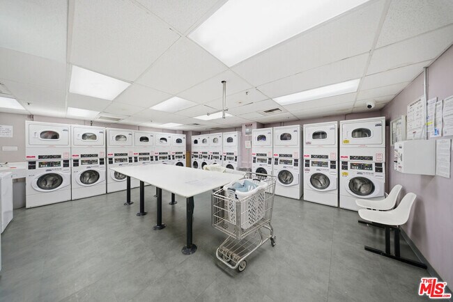 Building Photo - 2160 Century Pk E