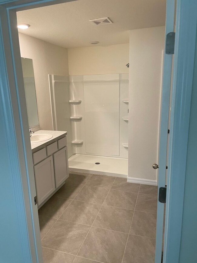 Building Photo - Gorgeous 4 bedroom 2 bathroom home