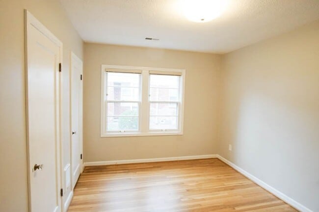 Building Photo - Charming 1-bedroom Courtyard Apartment in Ideal Location!