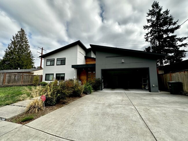 Building Photo - 6 BR / 4 BA – 4,100 SQ FT with Patio, Full Outdoor Grill, and Hot Tub