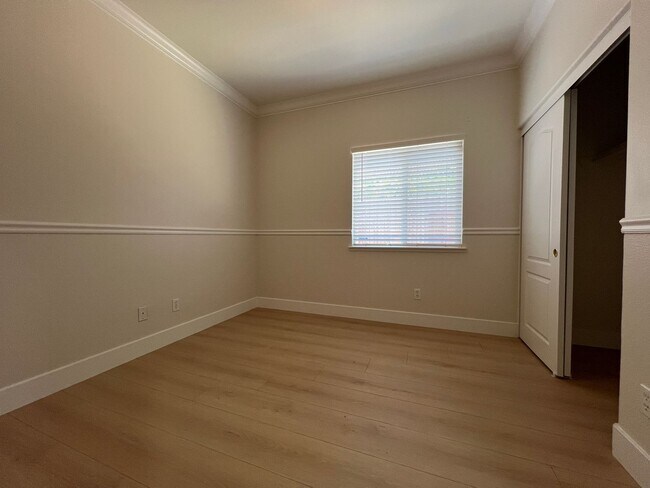 Building Photo - Gorgeous, Low Maintenace, Like new Home Cl...