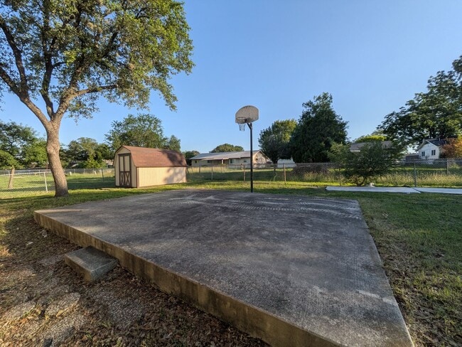 Building Photo - 6618 Cloverbend St