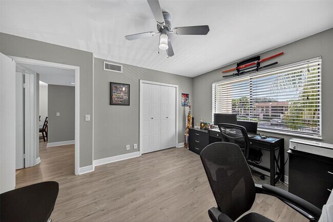 Building Photo - 412 Lakeview Dr
