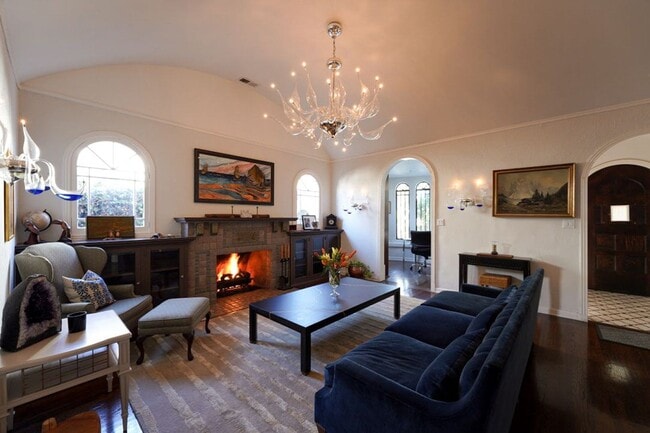 Building Photo - 6 Bed 5 Bath House with Fully Converted Co...