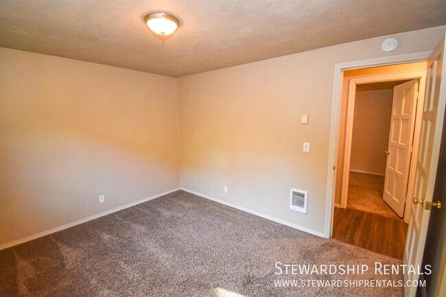 Building Photo - 2427 Miami Ln