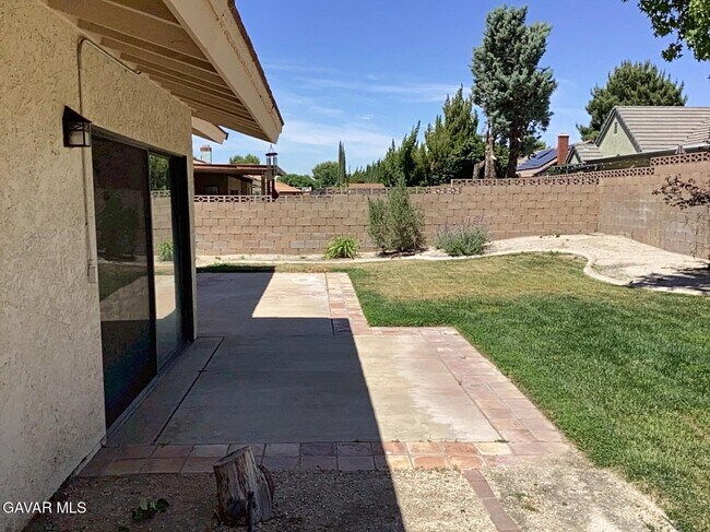 Building Photo - 43430 Sierra Vista Dr