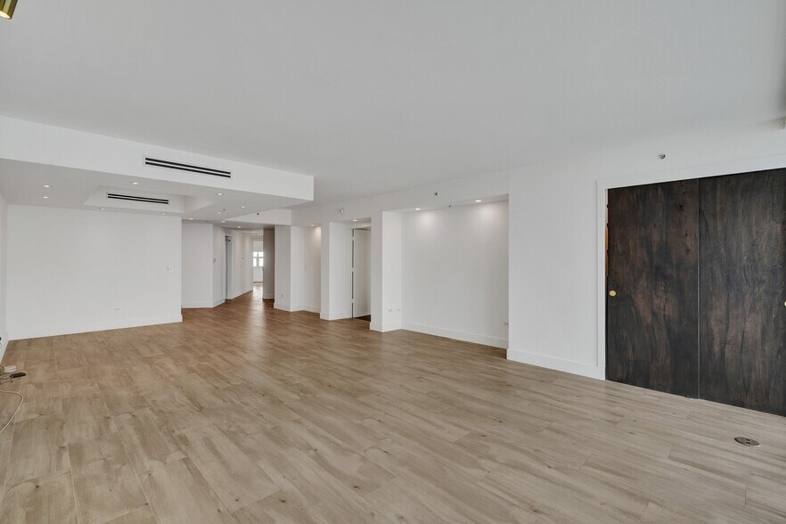 Building Photo - 848 Brickell Key Dr