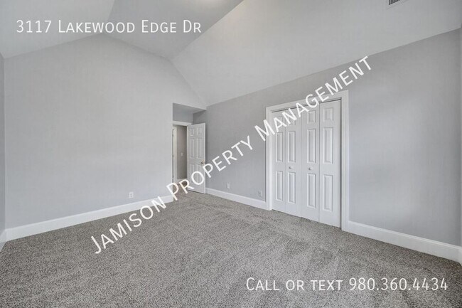 Building Photo - 3117 Lakewood Edge Dr