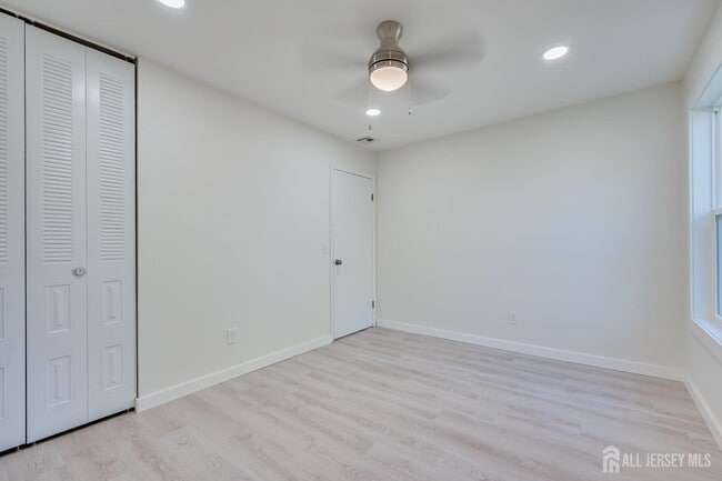 Building Photo - 6 Woodbury Rd