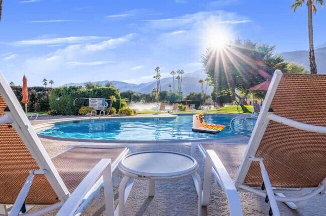 Building Photo - 1173 E Alejo Rd