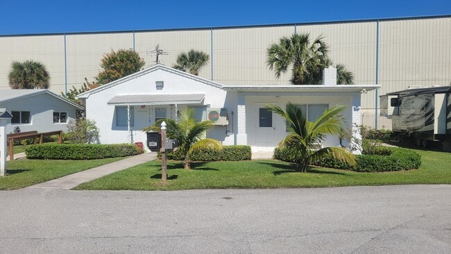 Building Photo - 13 Loafing St