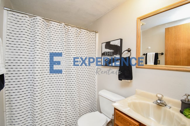 Building Photo - 705 N Montgomery Ct