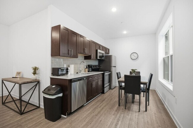 Building Photo - 1528-30 W Girard Ave