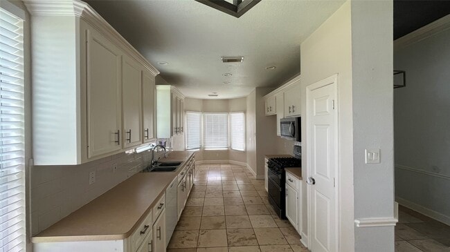 Building Photo - 2402 Raintree Village Dr
