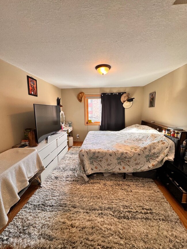 Building Photo - Gorgeous 3 Bedroom, 2 Full Bathroom Townhome in Desirable Location