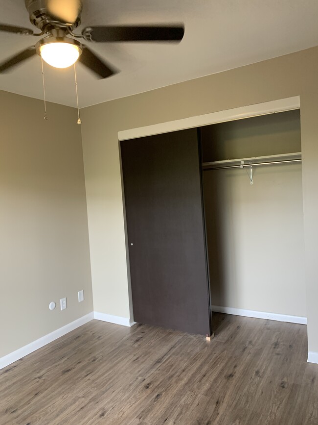 Building Photo - 215 Wedgewood Dr