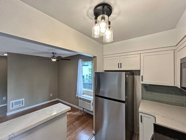 Building Photo - Beautiful 1BD/1BA W/ Reserved Parking in M...