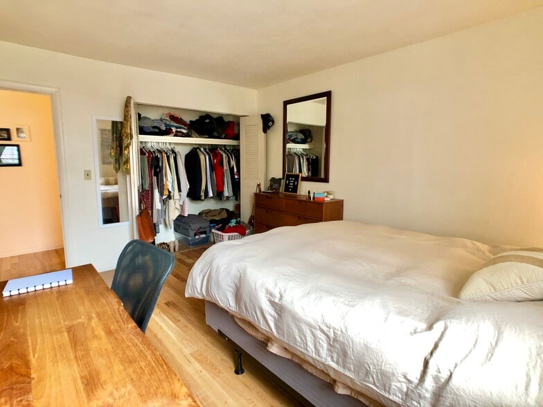 Building Photo - 804 Centre St