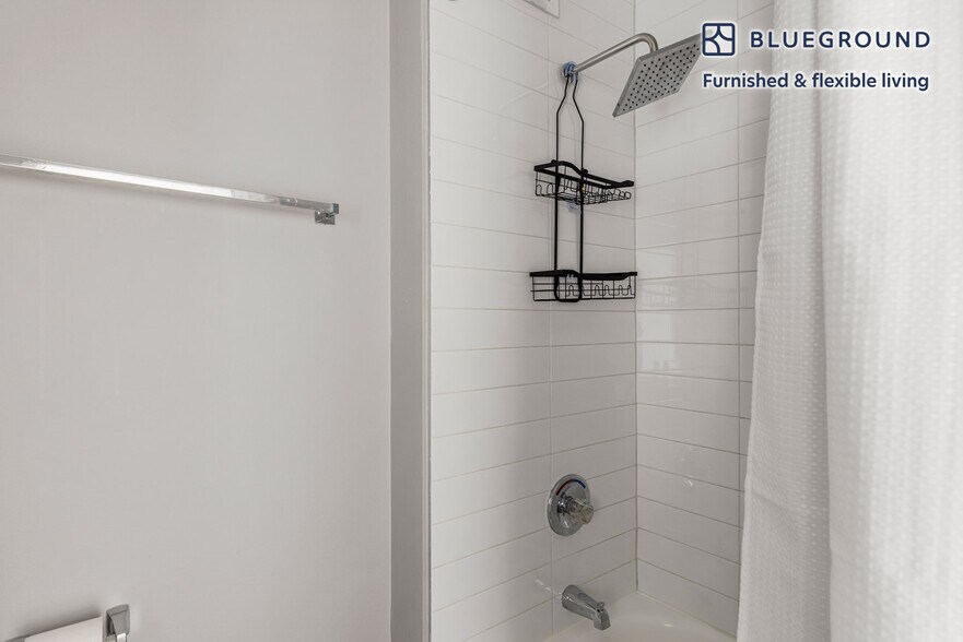 Building Photo - 2625 N Clark St