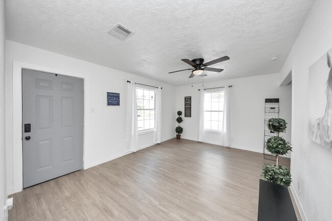 Building Photo - 2210 Detering St