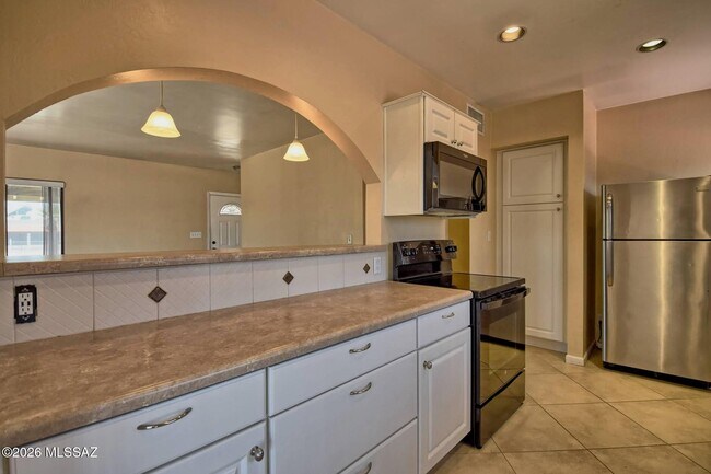 Building Photo - 1604 E 10th St