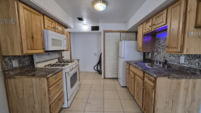 Building Photo - 855 Detroit Ave