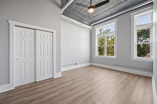 Building Photo - 208 E Main St